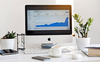 回顾本轮欧冠精彩瞬间时，卡拉格和理查兹切磋了“舞技”