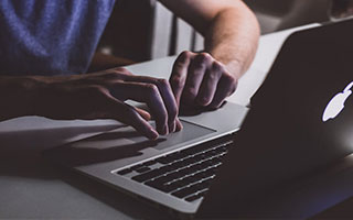 回顾本轮欧冠精彩瞬间时，卡拉格和理查兹切磋了“舞技”